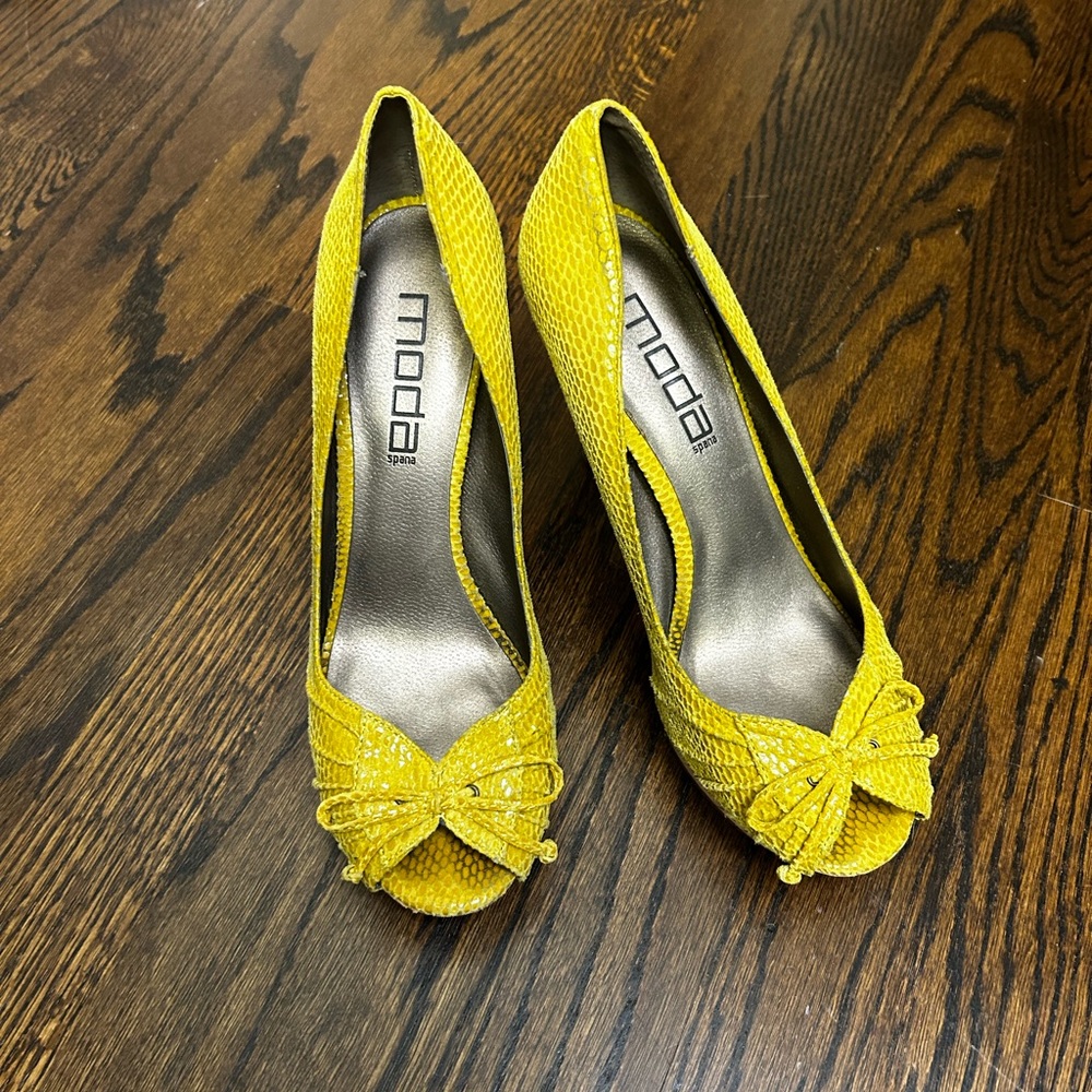 Worn once!! Moda Spana heels in bright yellow, size 7.5. Perfect condition!